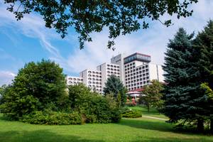 AHORN Berghotel Friedrichroda Außenansicht im Sommer mit Park und Grünanlage