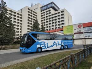 Ahorn Berghotel Friedrichroda mit BLAU Reisebus vor dem Hoteleingang