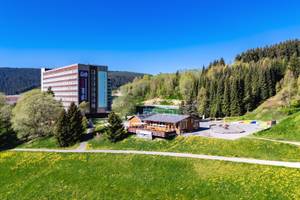 Ahorn Hotel am Fichtelberg mit Außengelände, Terrasse und Bergpanorama in Oberwiesenthal