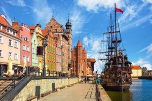 Altstadt am Fluss Motlawa mit Segelschiff und Kranturm in Danzig, Polen
