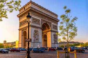 Arc de Triomphe in Paris bei Sonnenuntergang, Place Charles de Gaulle mit Verkehr