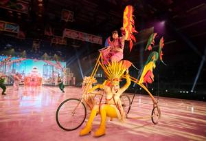 Artisten in bunten Kostümen auf Kunstrad bei Holiday on Ice Show MIRAGE