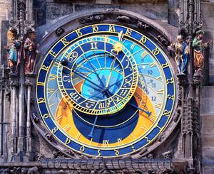 Astronomische Uhr am Altstädter Rathaus in Prag mit Zifferblatt und Tierkreiszeichen