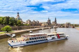 Ausflugsschiff auf der Elbe vor der historischen Altstadtsilhouette von Dresden