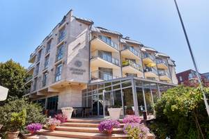 Avangard Resort Swinemünde: Hotelfassade mit Balkonen und Blumen