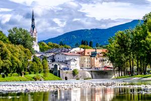 Bad Tölz an der Isar mit Marktstraße, Kirchturm und Alpenpanorama in Bayern
