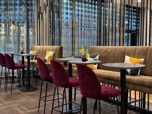 Bar-Lounge im Hotel Arcotel Onyx Hamburg mit Sitzbank und Barhockern
