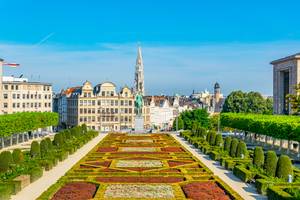 Barockgarten Mont des Arts mit Blick auf Brüsseler Rathausturm, Belgien