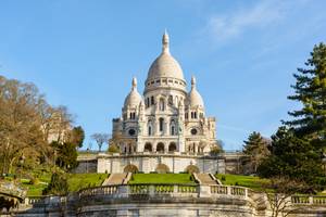 Basilika Sacré-Cœur Paris bei blauem Himmel, Blick vom Louise-Michel-Park