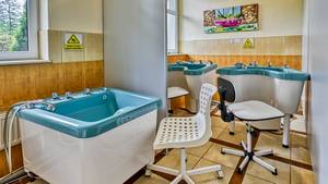 Behandlungsraum mit Wannen für Hände- und Beinwassermassage im Kurhotel Bad Flinsberg