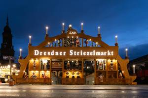 Beleuchteter Schwibbogen des Dresdner Striezelmarkts bei Nacht