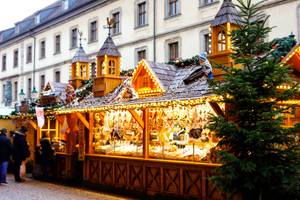 Beleuchteter Weihnachtsmarktstand mit Lebkuchen in der Altstadt