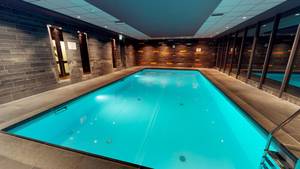 Beleuchtetes Indoor-Schwimmbad im Fletcher Hotel-Restaurant Oud London