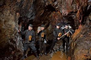 Bergleute in Tracht mit Grubenlampen und Hacken im Schneeberger Bergwerk, Erzgebirge