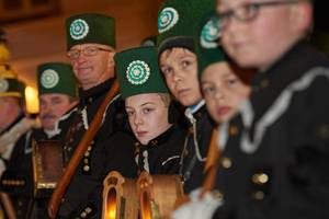 Bergparade Schneeberg: Bergbrüder in Tracht mit grünen Hüten beim Lichtelfest im Erzgebirge