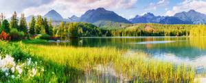 Bergsee Strbske Pleso mit Bergpanorama im Nationalpark Hohe Tatra, Slowakei