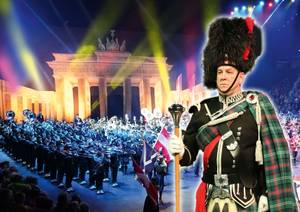 Berlin Tattoo: Dudelsackspieler in Uniform vor Brandenburger Tor bei Militärmusikshow