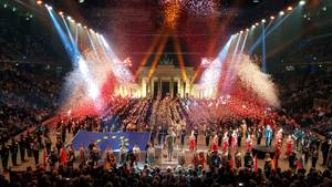 Berlin Tattoo Finale mit Konfettiregen und Militärkapellen