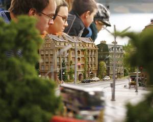 Besucher betrachten Miniaturstadt Knuffingen im Miniatur Wunderland Hamburg