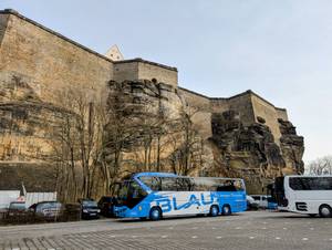 BLAU Reisebus vor der Felsenfestung Königstein in Sachsen