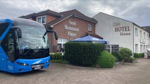 BLAU Touristik Reisebus vor Hotel Goos in Jübek mit Restaurant und Terrasse