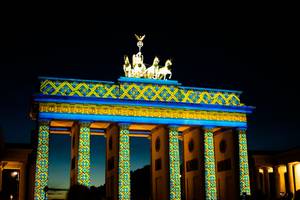 Brandenburger Tor Berlin mit bunter Lichtprojektion beim Festival of Lights