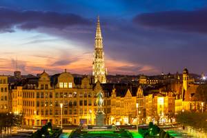 Brüssel Rathausturm bei Sonnenuntergang mit Reiterstatue am Kunstberg
