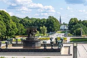 Brunnen mit Bronzefiguren im Vigeland-Skulpturenpark Frogner Oslo