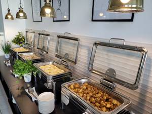 Buffet mit Chafing Dishes, Kartoffeln und Speisen im Hotel Koral Live, Kolberg