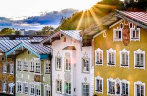 Bunte Fassaden mit Lüftlmalerei in Bad Tölz, Bayern, im Abendlicht