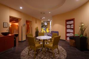 City Hotel Stockerau: Wellnessbereich mit Sitzgruppe, Handtuchregal und Loungeecke
