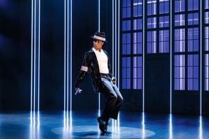 Darsteller in Billie-Jean-Kostüm tanzt auf Bühne bei MJ – Das Michael Jackson Musical Hamburg