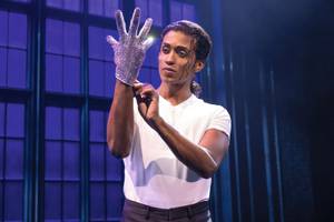 Darsteller mit funkelndem Glitzerhandschuh bei MJ – Das Michael Jackson Musical in Hamburg