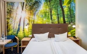 Doppelbett im Classic Zimmer mit Waldmotiv-Wandbild, AHORN Berghotel Friedrichroda