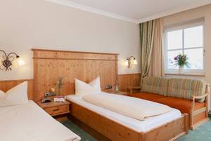 Doppelzimmer Hotel zur Post Rohrsdorf mit Holzbetten und gemütlicher Sitzecke