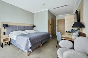 Doppelzimmer im Hotel Aurora Family & SPA in Misdroy mit Doppelbett und Sitzecke