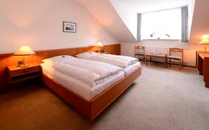 Doppelzimmer im Hotel Goos in Jübek mit Doppelbett und Sitzecke