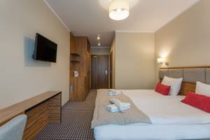 Doppelzimmer im Hotel Koral Live in Kolberg mit Doppelbett und TV
