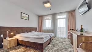 Doppelzimmer im Hotel St. Lukas in Bad Flinsberg mit Balkon und TV