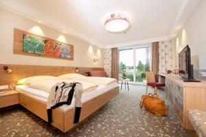 Doppelzimmer im Hotel zur Post mit Holzbett, Sitzecke und Balkon