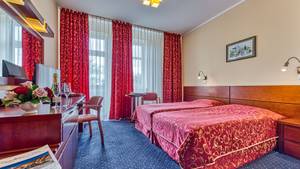 Doppelzimmer im Kurhotel St. Lukas Bad Flinsberg mit rotem Dekor
