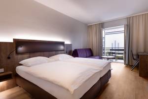 Doppelzimmer mit Balkon im City Hotel Stockerau, moderne Einrichtung