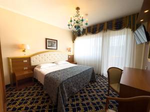 Doppelzimmer mit Kronleuchter im Hotel Milan Speranza, Mailand