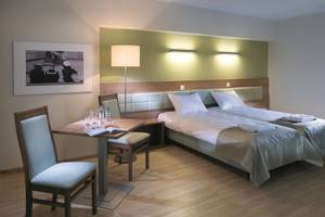 Doppelzimmer mit Twin-Betten und Sitzecke im Olymp III Resort Kolberg