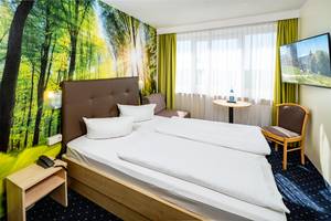 Doppelzimmer mit Waldmotiv-Wandbild im Ahorn Hotel am Fichtelberg Oberwiesenthal