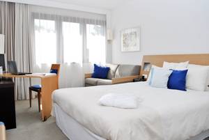 Doppelzimmer Novotel Danzig Centrum mit Sofa, Schreibtisch und Bett