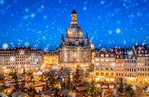 Dresdner Striezelmarkt bei Nacht mit Frauenkirche und Schneefall