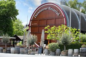 Dürkheimer Riesenfass mit Restaurant und Weinfässern in Bad Dürkheim, Pfalz