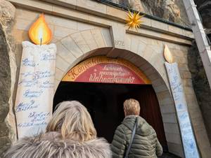 Eingang zum Weihnachtsmarkt Festung Königstein mit Kerzen-Dekoration in Sachsen