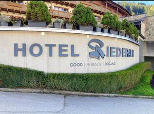 Eingangsschild Hotel Riederalm, Good Life Resort Leogang in Österreich